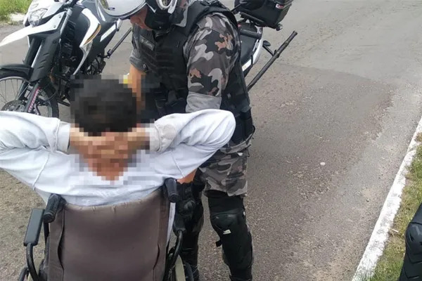 Homem em cadeira de rodas é preso duas vezes em três dias por suspeita de assaltos em Santa Maria