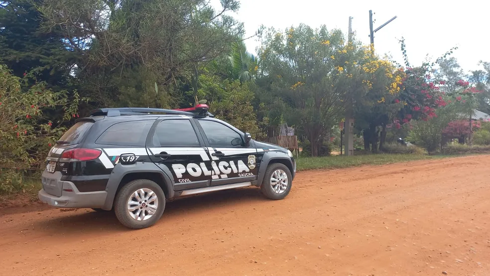 Avô morre esmagado por trator após neto soltar freio do veículo