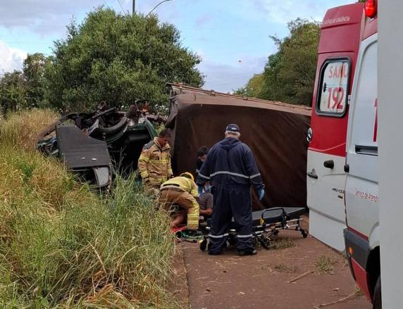 Caminhão tomba e deixa duas pessoas feridas, uma em estado grave, na RS-155 em Ijuí