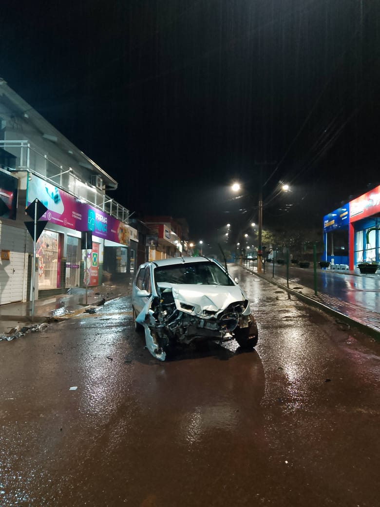 Coronel Bicaco: Carro colide contra prédio comercial e pessoa é lançada para fora do veículo