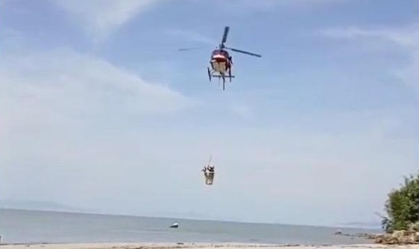 Embarcação naufraga e vítimas são resgatadas de helicóptero no Litoral de SC