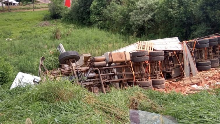 Motorista morre após caminhão com tijolos tombar em Ibirubá
