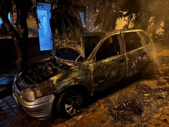 Homem fica ferido após carro pegar fogo em Santa Cruz