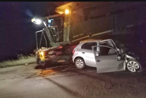 Acidente entre carro e colheitadeira deixa um morto na BR-158 em Júlio de Castilhos