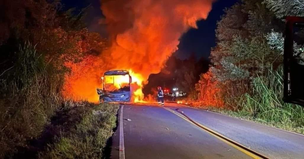 Ônibus de turismo pega fogo na estrada entre linha nova e nova Petrópolis