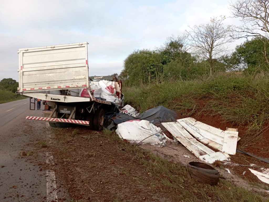 Saída de pista deixa dois feridos no trecho Passo Fundo/Ernestina, na manhã desta segunda-feira (17)