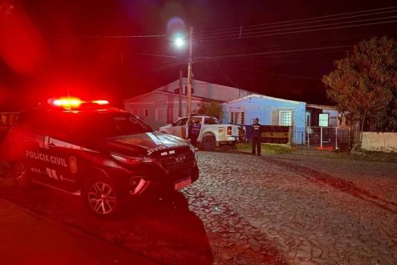 Homem preso em flagrante por feminicídio teria dado quase 20 facadas na companheira; ele alega legítima defesa