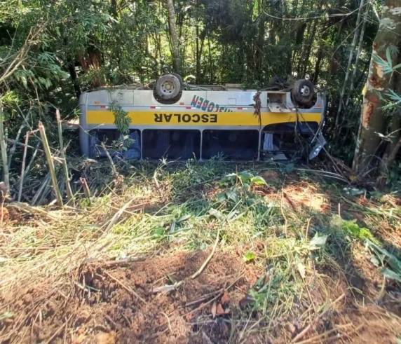 Micro-ônibus escolar com crianças capota e cai em ribanceira em SC