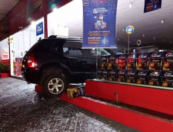 Veículos se envolvem em acidente, e um acaba dentro de Loja em Ijui