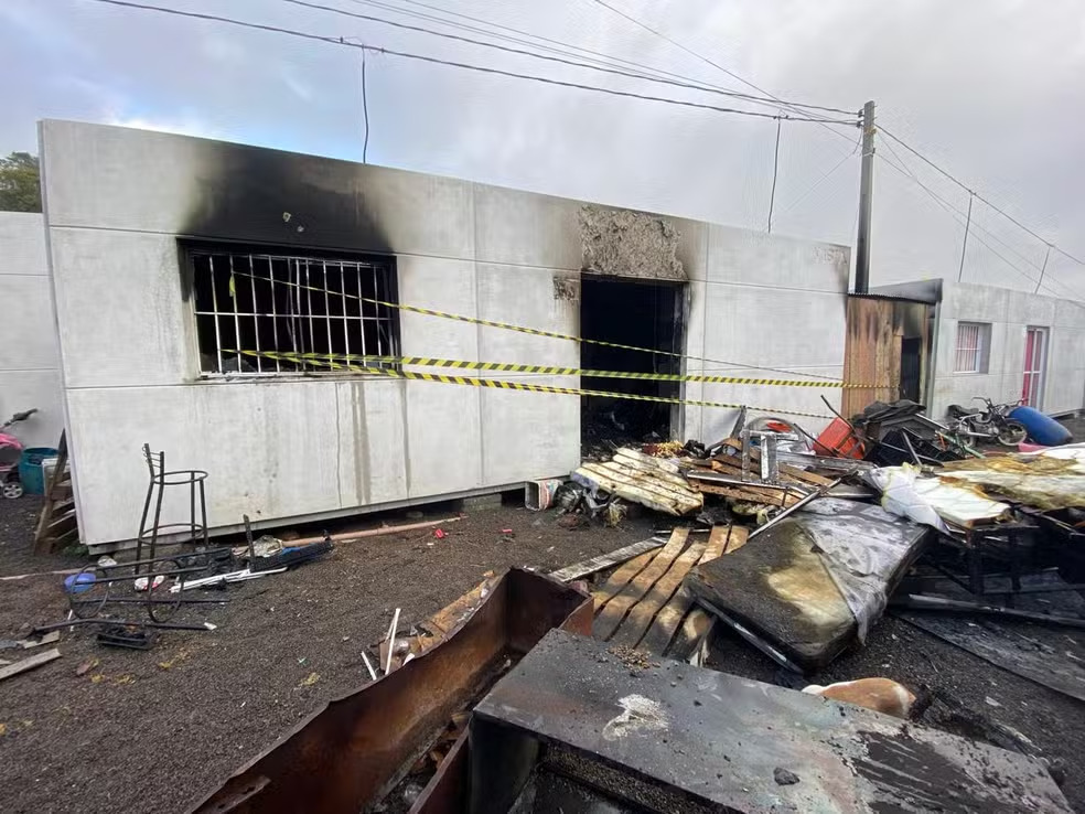 Incêndio destrói casa temporária ocupada por família atingida por enchente no RS