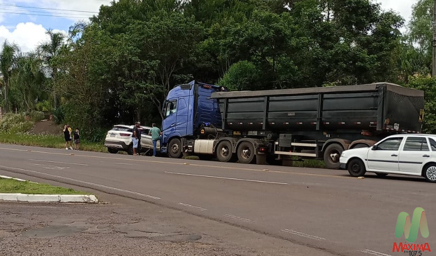 Colisão envolve carro e carreta no trevo de acesso à Rondinha