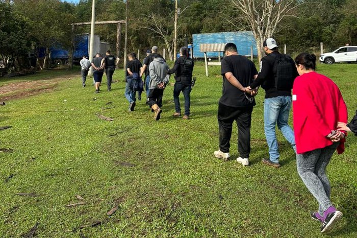 Sete ladrões são presos em Portão horas depois de roubarem carga de cigarros avaliada em R$ 3 milhões